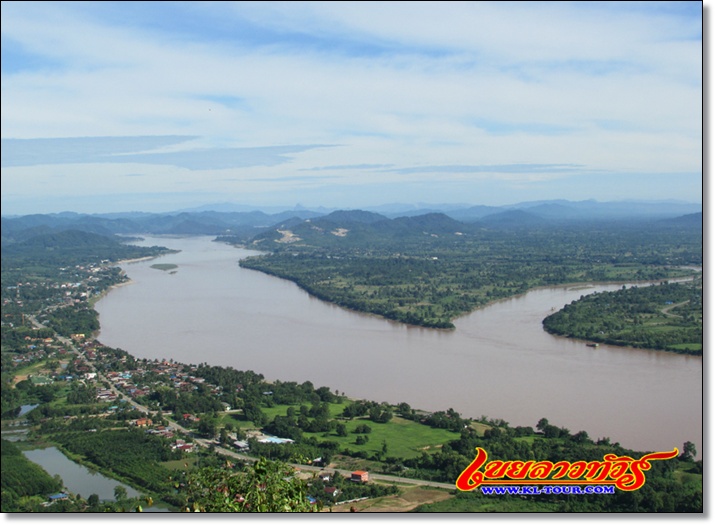 ผาตากเสื้อ จุดชมวิวแม่น้ำโขงที่สวยที่สุดแห่งหนึ่งของภาคอีสาน