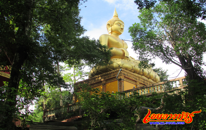  เส้นทางตามรอยบุญหนุนธรรมไทย ลาว เมียนม่าร์ กัมพูชา	พระธาตุพนมจังหวัดนครพนมเป็นสถานที่พระพุทธเจ้าเสด็จตรัสเองกับพระมหากัสสปะ หากท่านปรินิพพานประสงค์ให้เอาอุรังคธาตุของท่านมาบรรจุไว้ ตั้งแต่ พ.ศ.8 พระธาตุพนมจึงเป็นสถานแห่งแรกที่บรรจะพระบรมสารีริกธาตุและเป็นสถานที่ศักดิ์สิทธิ์ที่สุด มีพญานาคพิทักษ์รักษาอยู่ อ่านต่อ นอกจากนั้นยังมีพระธาตุเรณูนครเป็นวัดสำหรับกระทำพิธีดื่มน้ำพระพิพัฒน์สัตยาตามประเพณี พระบางวัดไตรภูมิสร้างคราวเดียวกันกับพระบางที่หลวงพระบาง พระธาตุท่าอุเทนเป็นพระธาตุประจำวันศุกร์ พระธาตุมหาชัยที่บรรจุพระอรันตธาตุของพระอัญญาโกณฑ้ญญะ พระอนุรุทธะและพระอานนท์  พระธาตุบังพวนเจดีย์ที่เก่าแก่และสำคัญยิ่งของจังหวัดหนองคาย และเป็นพระธาตุที่สำคัญองค์หนึ่งของภาคอีสาน พระธาตุพังพวนบรรจุอุรังคธาตุกระดูกหัวเน่าพระพุทธเจ้าและพระบรมสารีริกธาตุของพระพุทธเจ้า 45 พระองค์ เป็นสัตตมหาสถาน อ่านต่อ หลวงพ่อพระใสเป็นพระพุทธรูปเก่าแก่โบราณและศักดิ์สิทธิ์ทรงอิทธิฤทธิ์ปาฏิหารย์แห่งหนึ่งของจังหวัดหนองคาย มีประวัติความเป็นมาอย่างน่าอัศจรรย์ แวะศาลาแก้วกู่สถานที่บำเพ็ญเพียร มีรูปปูนปั้นมากมายน่าตื่นตาตื่นใจ	เส้นทางตามรอยบุญหนุนธรรมไทย ลาว เมียนม่าร์ กัมพูชา เส้นทางตามรอยบุญหนุนธรรมไทย ลาว เมียนม่าร์ กัมพูชา	วัดผาตากเสื้อก่อนนั้นเคยเป็นวัดป่าที่เงียบสงบ ด้วยเป็นจัดชมวิวที่สวยแห่งหนึ่งของภาคอีสาน ทำให้มีนักธุกิจเข้ามาแทรกดูคึกคักขึ้น มีสกายวอคขนาดเล็กแห่งแรกของไทย วัดถ้ำดินเพียงหรือนครบาดาลรูขนาดใหญ่คล้ายร่องรอยการเลื้อยของพญานาค บางจุดเป็นโพลงมีน้ำไหลผ่านทั้งปี ก้อนหินวางเป็นแท่นเหมือนจงใจวาง อ่านต่อ แวะวัดหินหมากเป้งของหลวงปู่เทสก์ เทสรังษี วัดคีรีบรรพตของหลวงปูเหรียญ วราโภ พระอริยะสงห์ดวงประทีปแห่งลุ่มแม่น้ำโขง และแวะนมัสการพระศรีชมภูองค์ตื้อพระศักดิ์สิทธิ์ที่ผู้คนสองฝั่งโขงเคารพนับถือ ภูทอกดินแดนศักดิ์สิทธิ์มหัศจรรย์ที่เคยเป็นสถานที่น่าท่องเที่ยวแห่งหนึ่งของโลก ผู้เขียนสันนิษฐานว่าภูเขาหินสีชมภูอมแดงที่โผล่ขึ้นกลางท้องทุ่ง เหมือนกับจะโอบล้อมร่างของพระมหากัสสปะที่มรณภาพขณะเดินทางกลับจากพระธาตุพนม ด้านบนชั้นที่ 5 มีสถานที่ศักดิ์ที่พระอริยะสงฆ์แวะเวียนมากราบสักการะ พระอาจารย์จวน กุลเชษโฐผู้สร้างอดีตชาติเป็นสามเณรติดตามพระมหากัสสปะ อ่านต่อ แวะสะดือแม่น้ำโขงเนื่องจากเป็นสถานที่ลึกที่สุดของแม่น้ำโขงที่วัดอาฮงศิลาวาส หรือจะเลยไปบึงโขงหลงถิ่นพญานาคอีกแห่ง  เส้นทางตามรอยบุญหนุนธรรมไทย ลาว เมียนม่าร์ กัมพูชา เส้นทางตามรอยบุญหนุนธรรมไทย ลาว เมียนม่าร์ กัมพูชา	อุบลราชธานีเมืองนักปราชญ์ ทวยราษฎร์ใฝ่ธรรม งามล้ำเทียนพรรษา เป็นคำขวัญที่มีประวัติตำนาน พระอริยะสงฆ์กำเนิดที่จังหวัดอุบลราชธานีจากหลวงปู่เสาร์ กนนตสีโลชวนหลวงปู่มั่น ภูริทัตโตออกบวช เป็นเหตุแห่งความยิ่งใหญ่แห่งพระกัมฐานสืบมา นอกจากนั้นเจ้าคุณอุบาลีคุณูปมาจารย์ สมเด็จพระมหาวีระวงศ์(อ้วน ติสุโส) พระอาจารย์จวน จุลเชษโฐ หลวงปูชา สุภัทโทฯลฯ มีวัดสุปัฏนารามวรวิหารเป็นวัดนิกายธรรมยุตแห่งแรกของภาคอีสาน วัดที่มีผู้คนนิยมแวะชมมมากในปัจจุบันคือ วัดภูพร้าว พระธาตุหนองบัว วัดหนองป่าพง วัดบ้านนาเมือง วัดถ้ำคูหาสวรรค์ นมัสการพระเจ้าใหญ่อินทร์แปลง คำชะโนดตำนานอันลี้ลับมหัศจรรย์เกิดขึ้นมากมาย วังนาคินทร์คำชะโนดของพญานาคราชสีสุทโธผู้เป็นใหญ่เหนือมวลพญานาคแถบลำแม่น้ำโขง มีปากปล่องพญานาคที่พญานาคราชสีสุทโธขอประตูขึ้นลงต่อพระอินทร์เพื่อติดต่อกับเมืองมนุษย์และสวรรค์ บนเกาะคำชะโนดมีต้นชะโนดไม้ประหลาดเชื่อว่ามีที่เดียวในโลก เป็นเกาะที่ไม่เคยถูกน้ำท่วมและน้ำไม่เคยเหือดหาย ผู้คนหลั่งไหลไปคำชะโนดหลากหลายอาชีพแทบจะไม่มีที่ยืน มีทั้งไปบนกลับมาแก้บน ภาพยนตร์กลางแปลงจอเดียวไม่พอฉายทุกคืน อ่านต่อ	เส้นทางตามรอยบุญหนุนธรรมไทย ลาว เมียนม่าร์ กัมพูชา